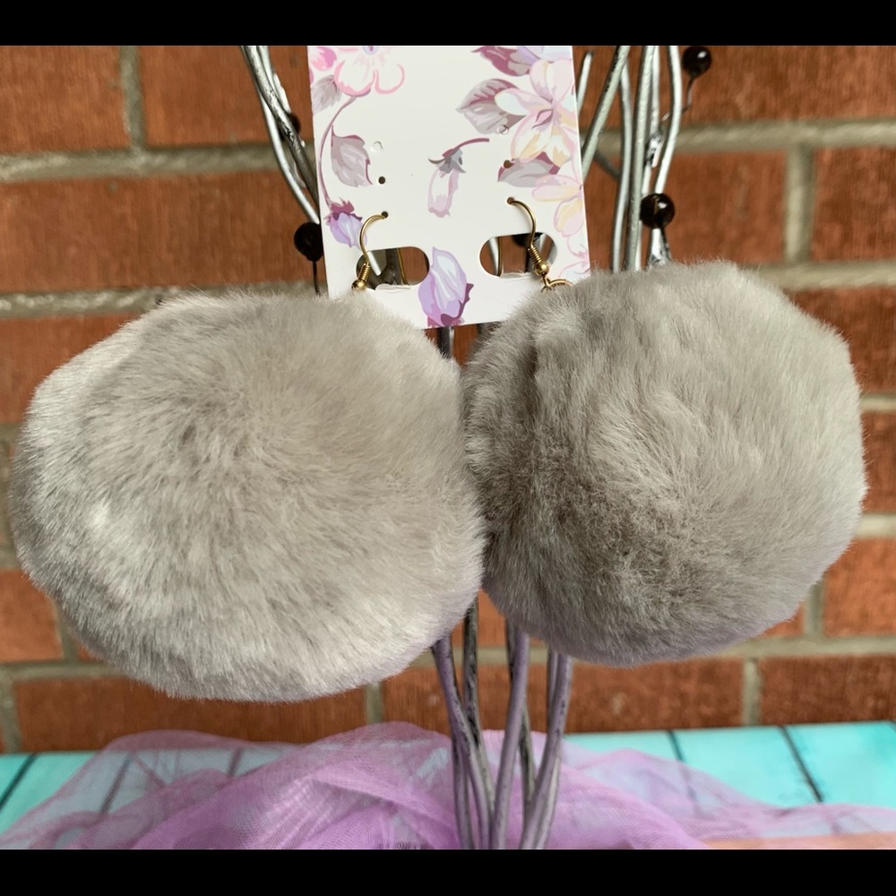 🌟OVERSIZED PLUSH BALL EARRINGS 🐰